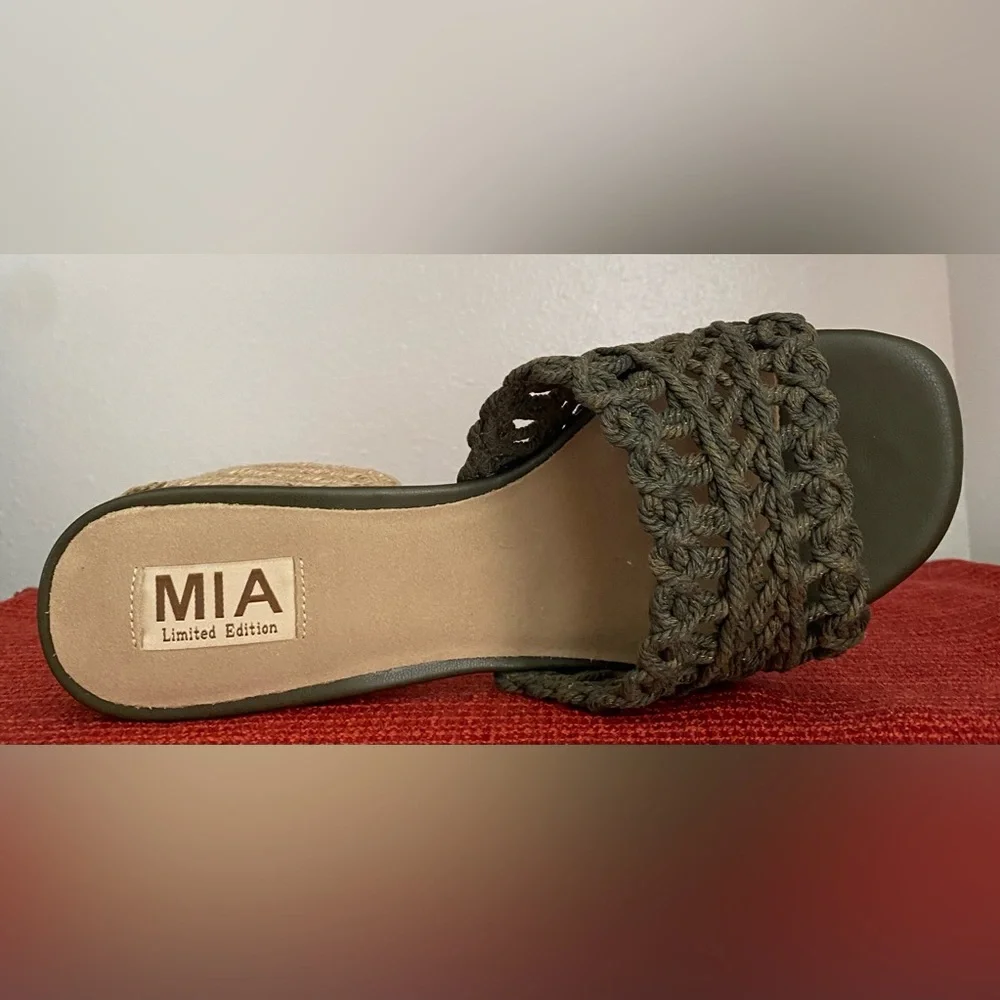 NWT....MIA Women's Limited Edition khaki Espadrille Sandals